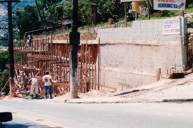20- Muro de Arrimo na Av Nova Cantareira.jpg